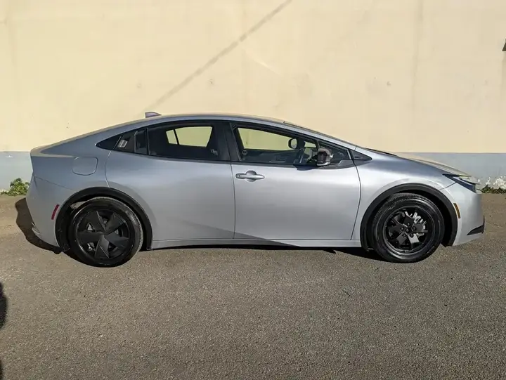Toyota Prius Prime 2024 photo 2