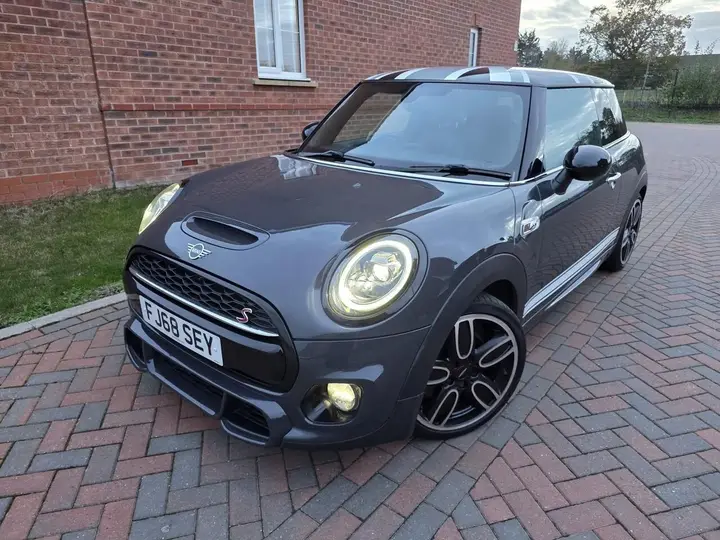 Mini Cooper S 2018 photo 2