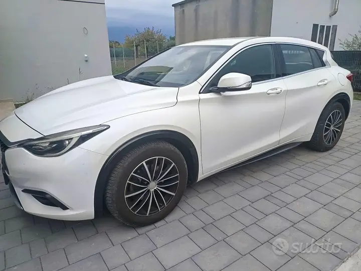 Infiniti Q30