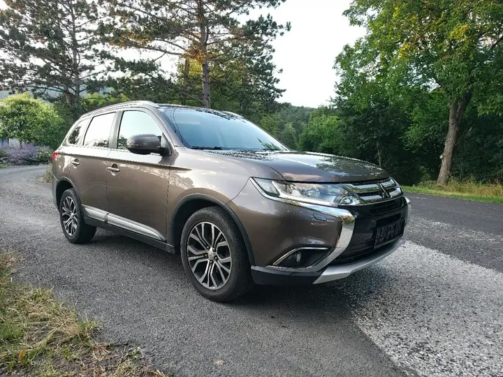 Mitsubishi Outlander 2017 photo 2