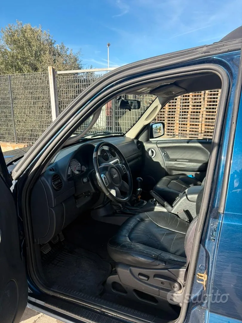 Jeep Cherokee 2003 photo 4