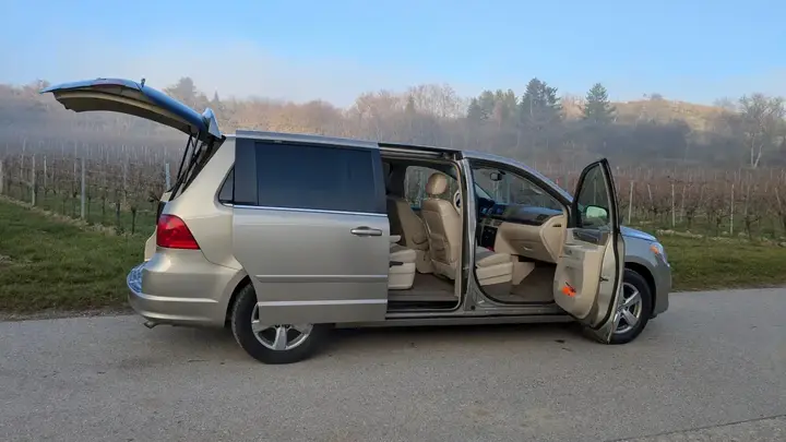 Volkswagen Routan 2009 photo 2