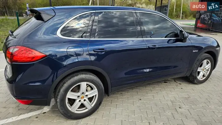 Porsche Cayenne 2010 photo 2