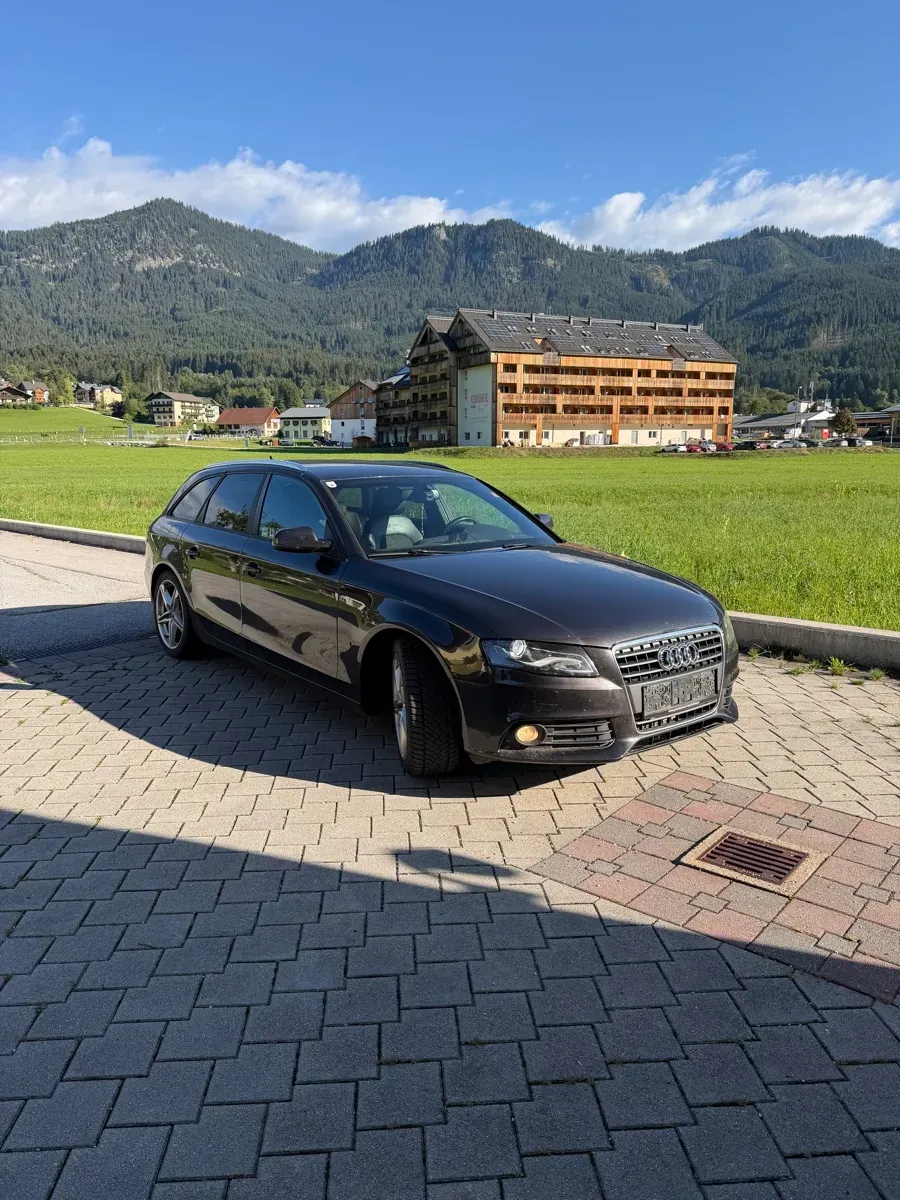 Audi A4 2011 photo 2