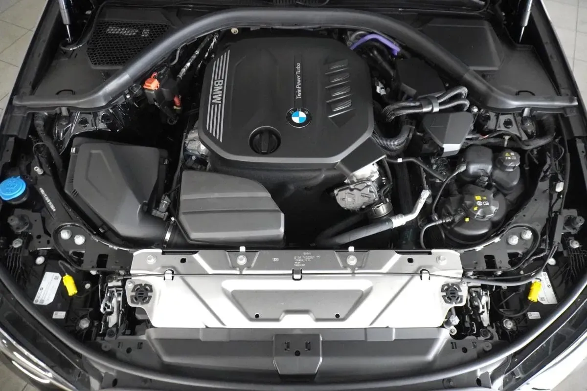 BMW 3 Series 2025 photo 2