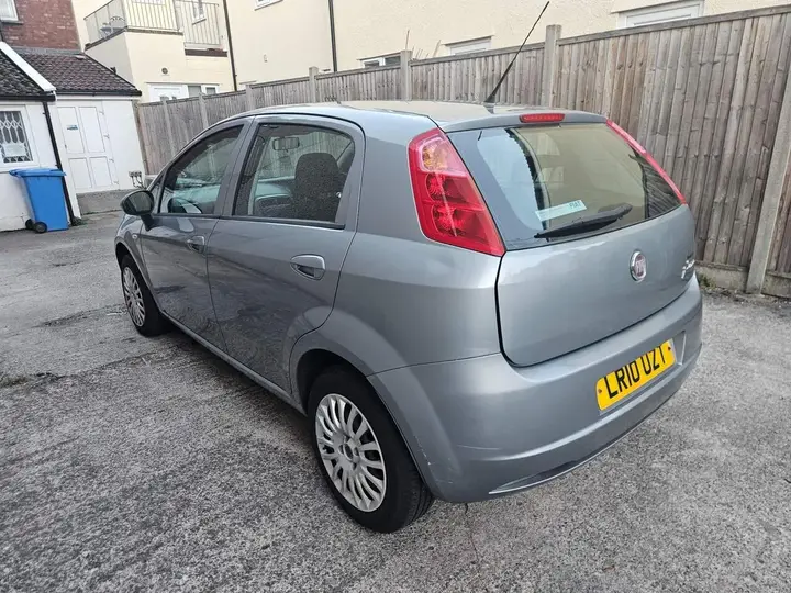 Fiat Grande Punto 2010 photo 3
