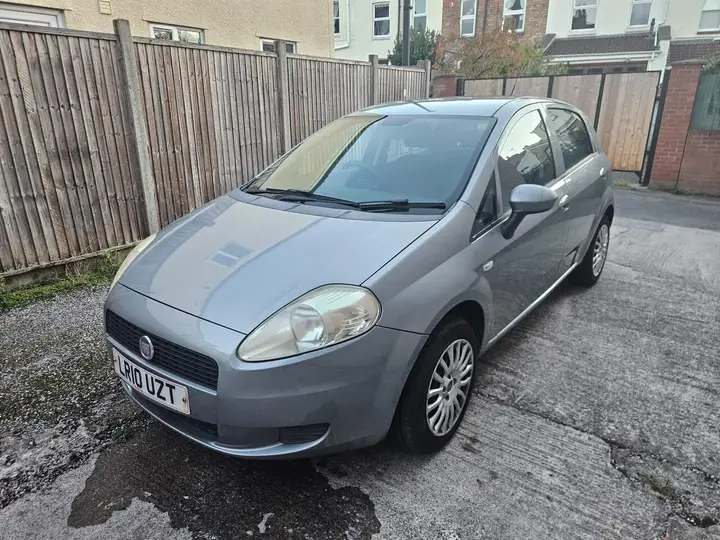 Fiat Grande Punto 2010 photo 2