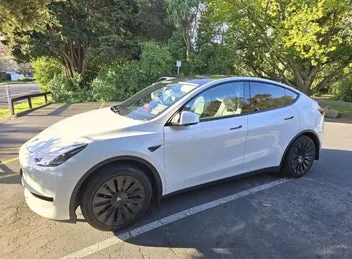 Tesla Model Y 2023 photo 2