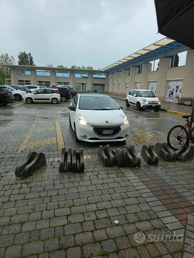 Peugeot 208 2012 photo 3