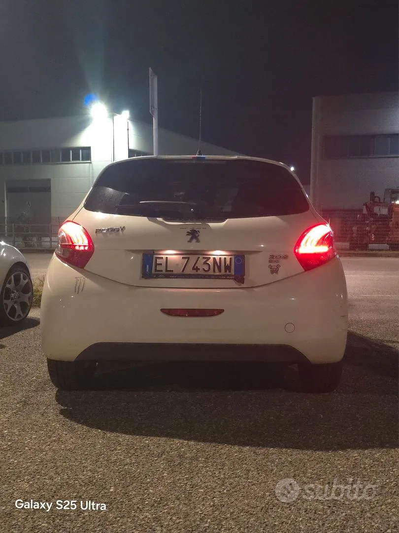 Peugeot 208 2012 photo 4