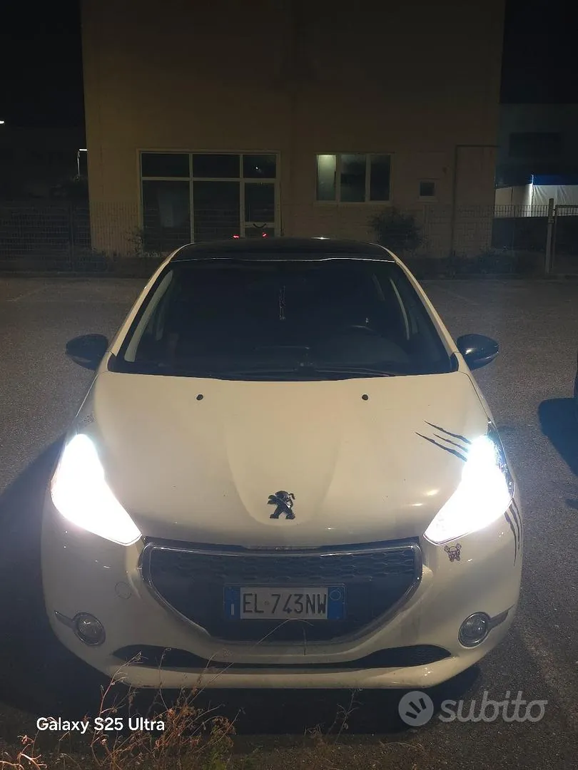 Peugeot 208 2012 photo 2