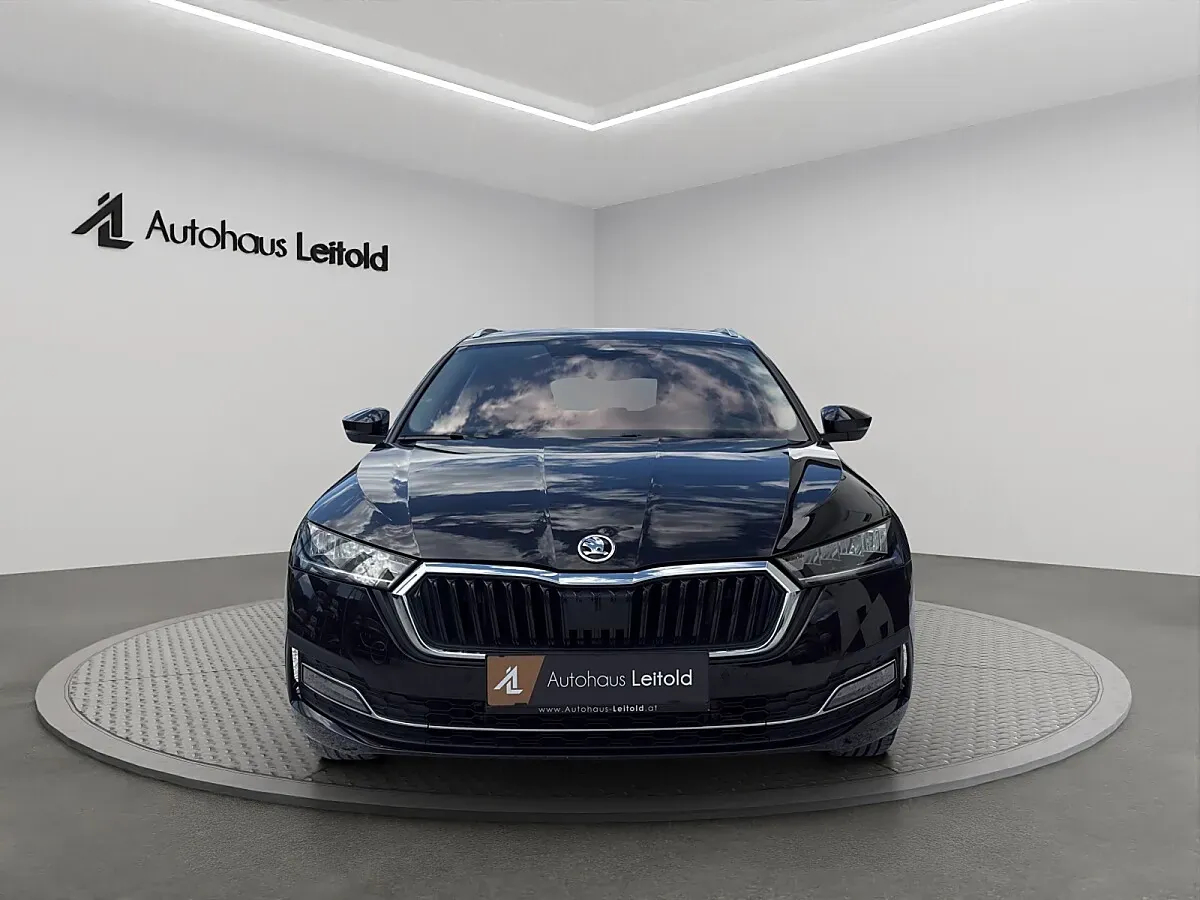 Skoda Octavia 2023 photo 2