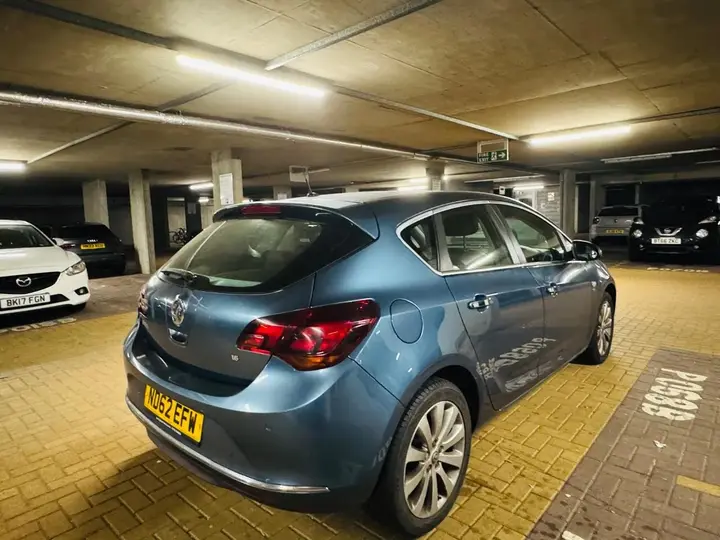 Vauxhall Astra 2012 photo 4