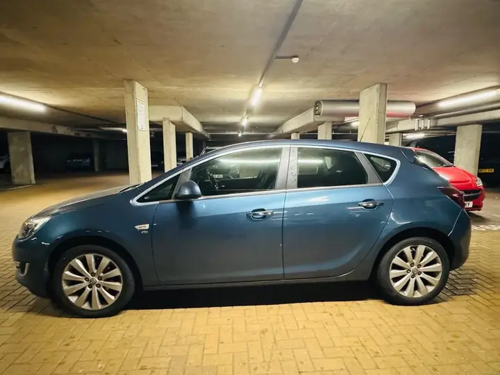 Vauxhall Astra 2012 photo 3