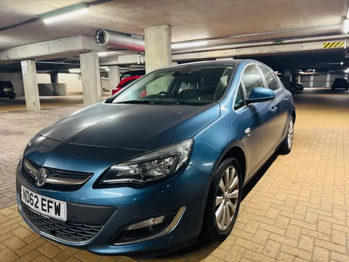 Vauxhall Astra 2012 photo 2