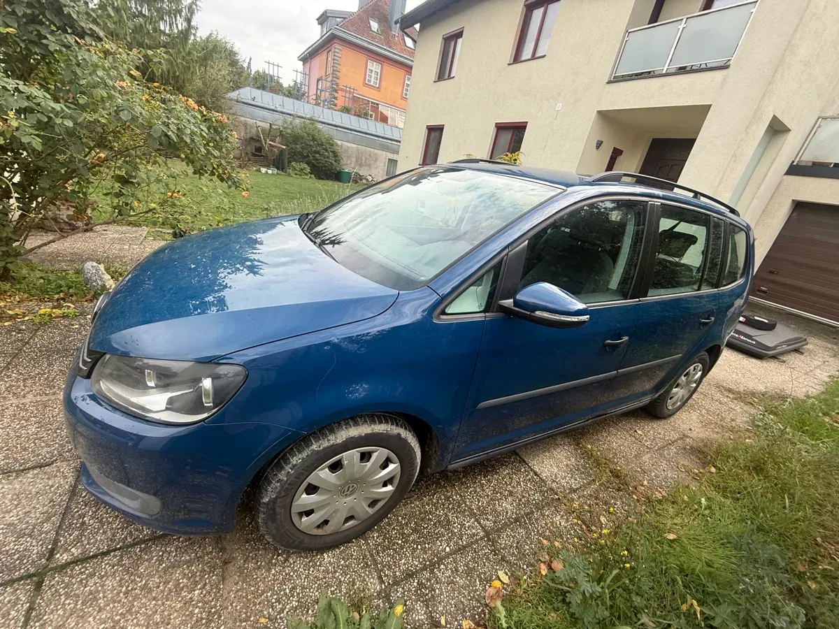 Volkswagen Touran 2011 photo 3