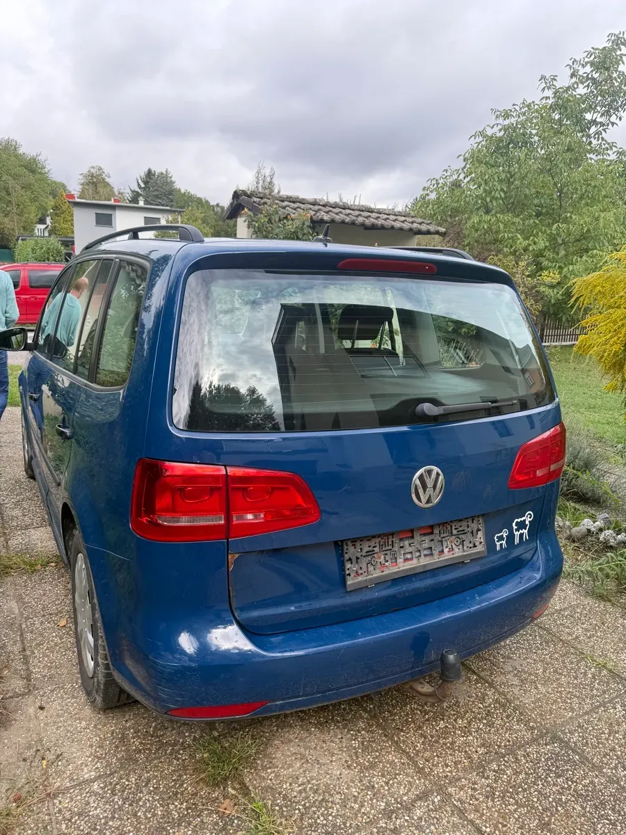 Volkswagen Touran 2011 photo 2