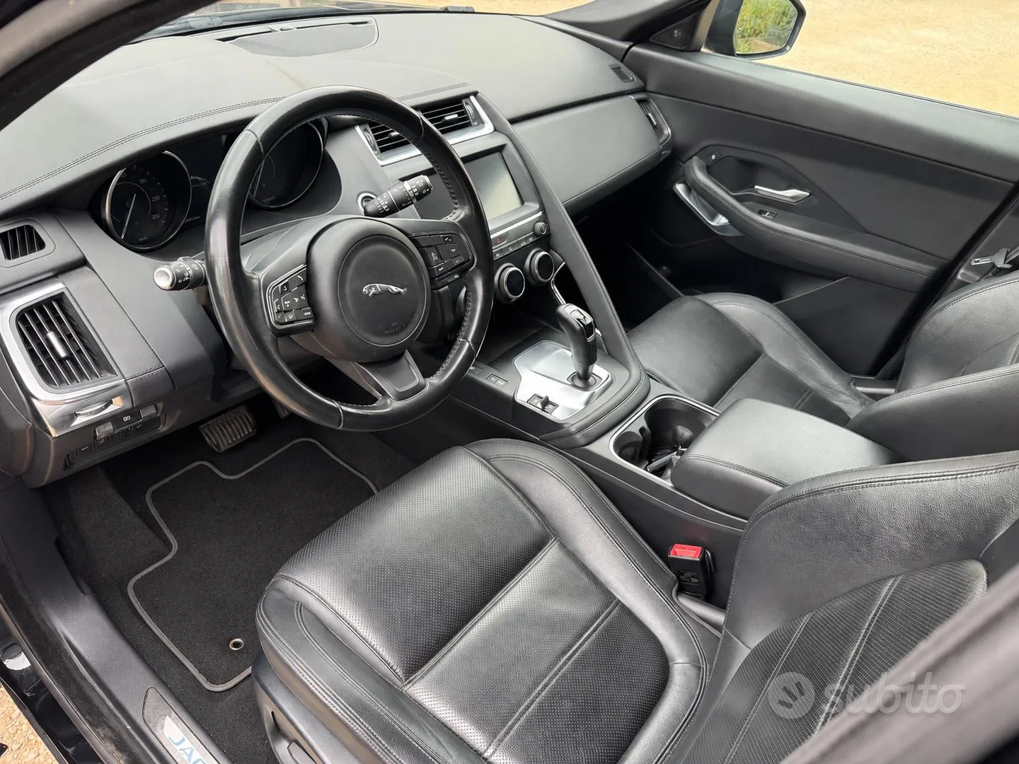 Jaguar E-Pace 2018 photo 4