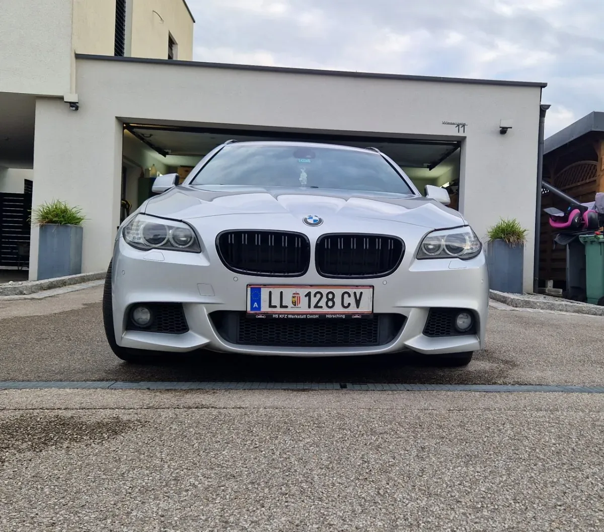 BMW 5 Series 2011 photo 2