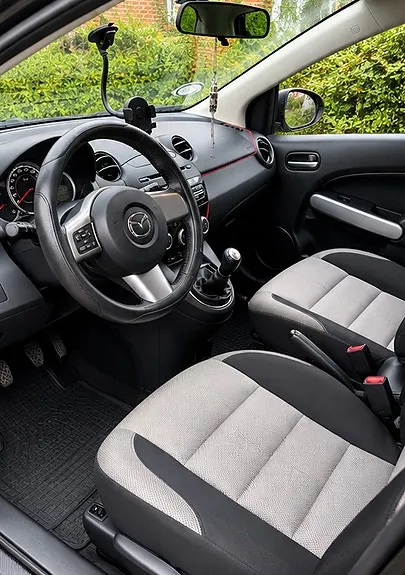 Mazda 2 2012 photo 3