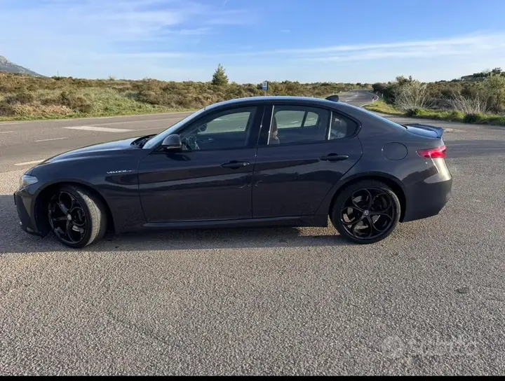 Alfa Romeo Giulia 2017 photo 2
