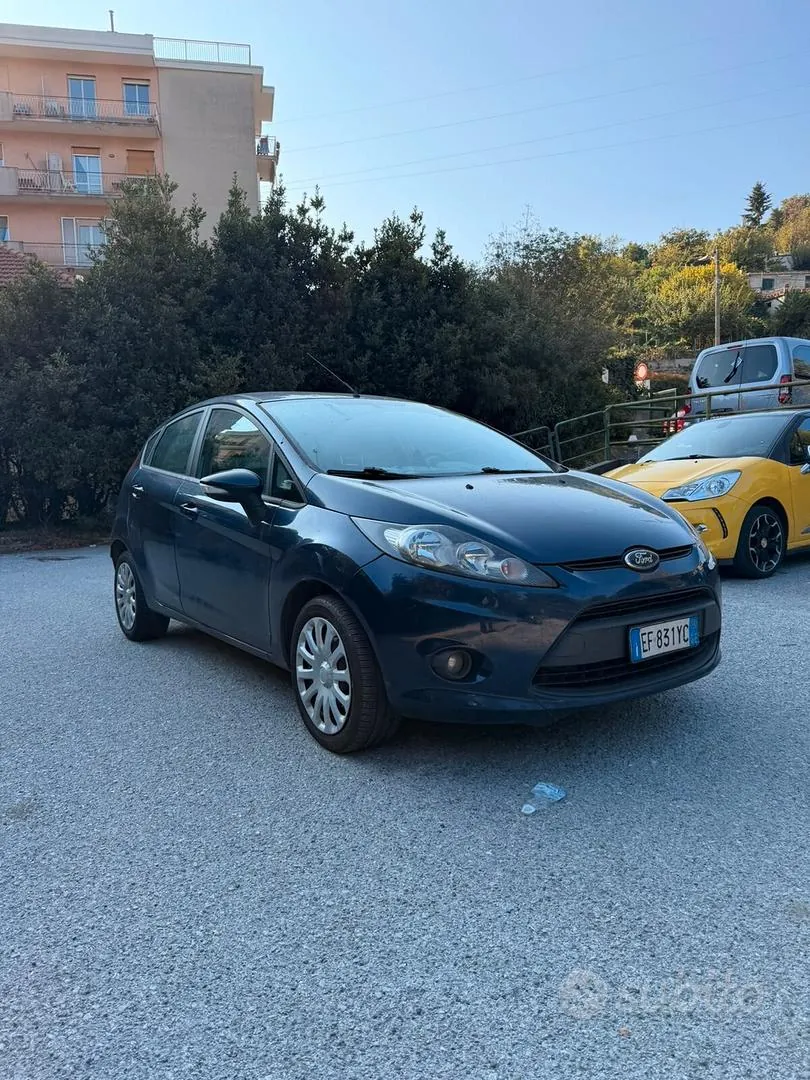 Ford Fiesta 2011 photo 2