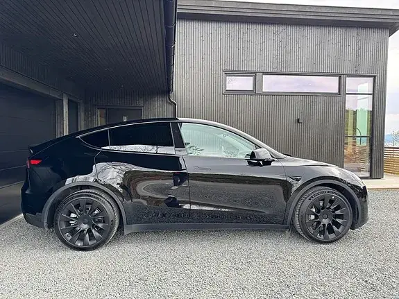 Tesla Model Y 2024 photo 2
