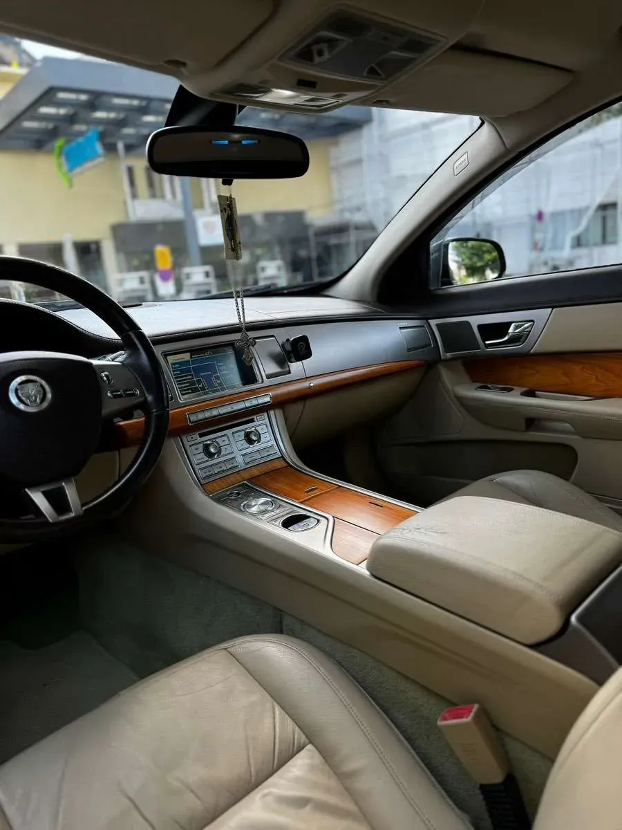Jaguar Xf 2010 photo 3