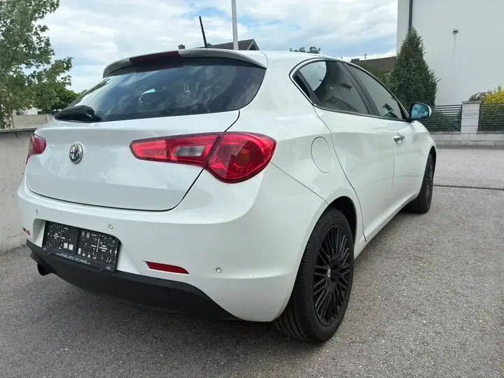 Alfa Romeo Giulietta 2011 photo 3