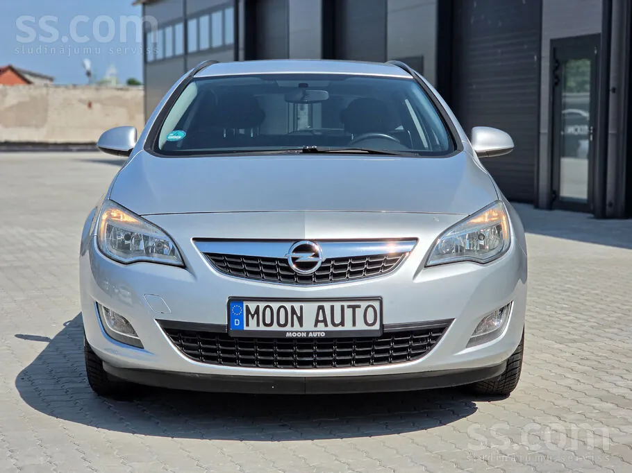 Opel Astra 2011 photo 3