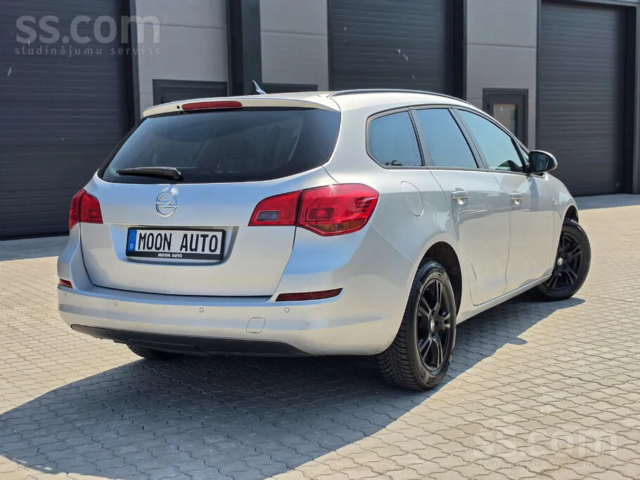 Opel Astra 2011 photo 2