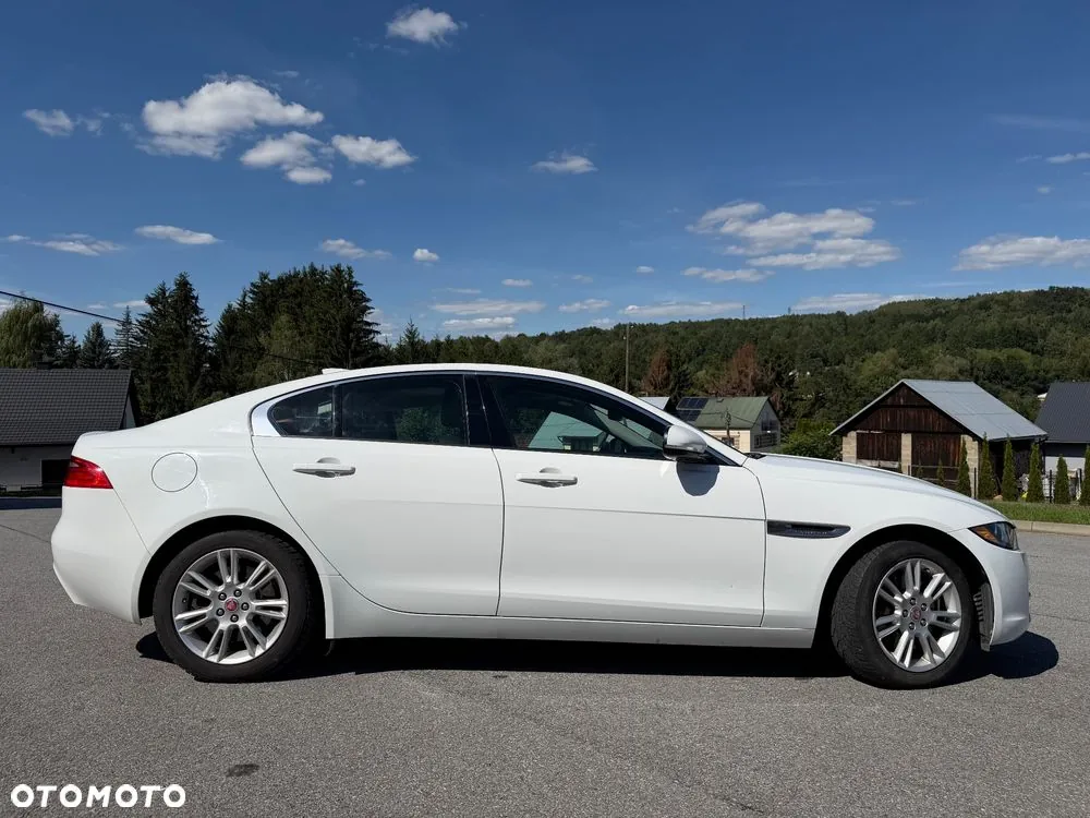 Jaguar Xe 2017 photo 5