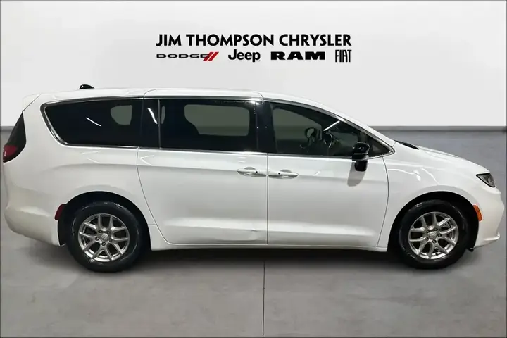 Chrysler Pacifica 2025 photo 4