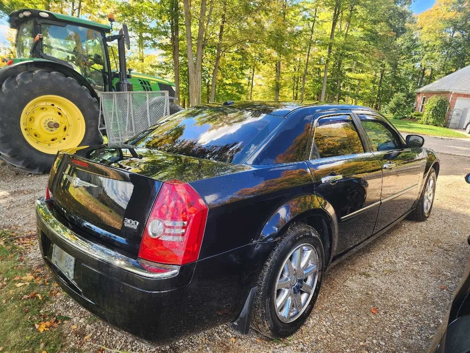 Chrysler 300 2010 photo 3