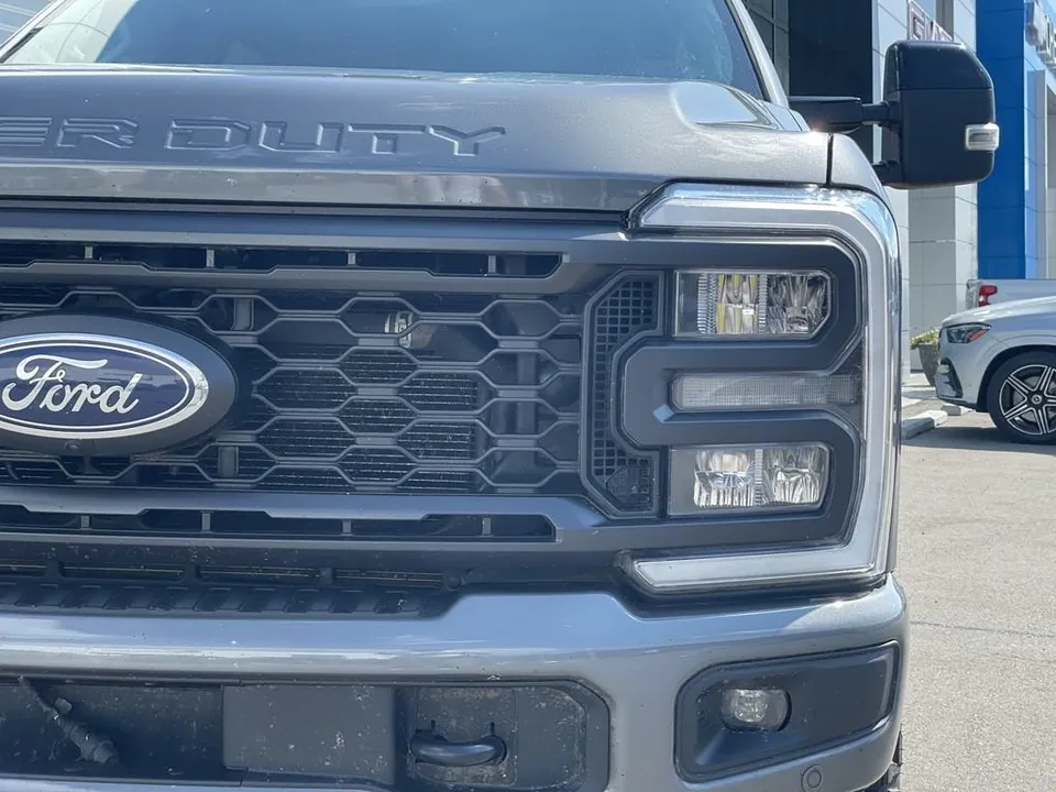 Ford Super Duty F-350 2023 photo 3