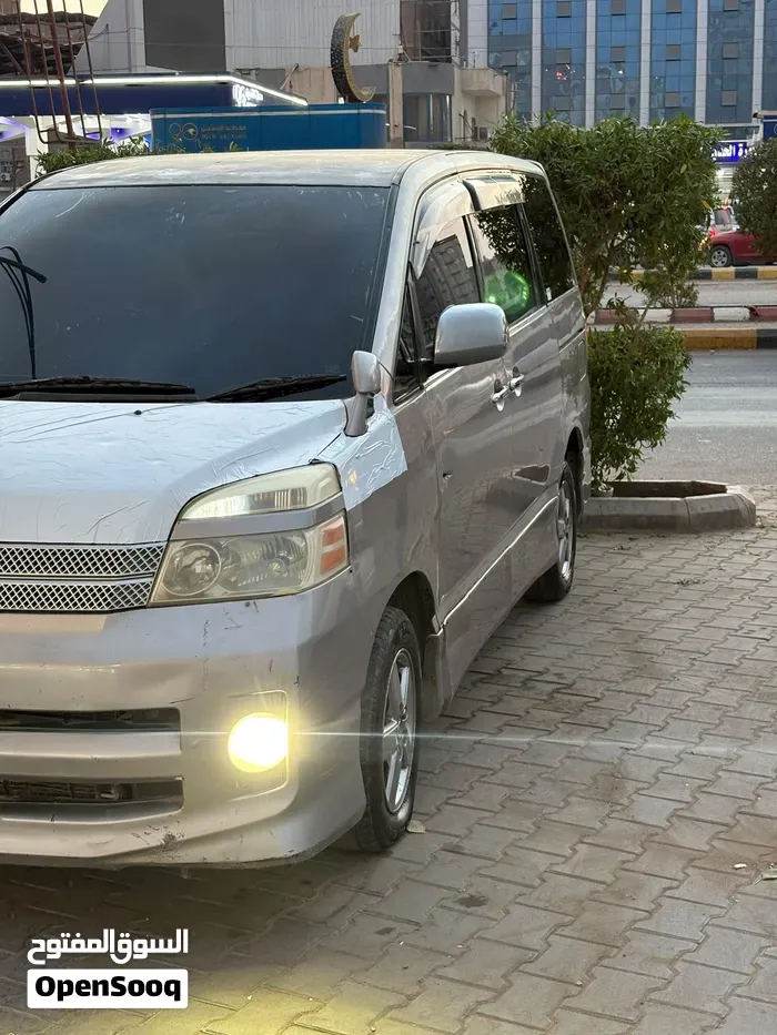Toyota Voxy 2007 photo 2