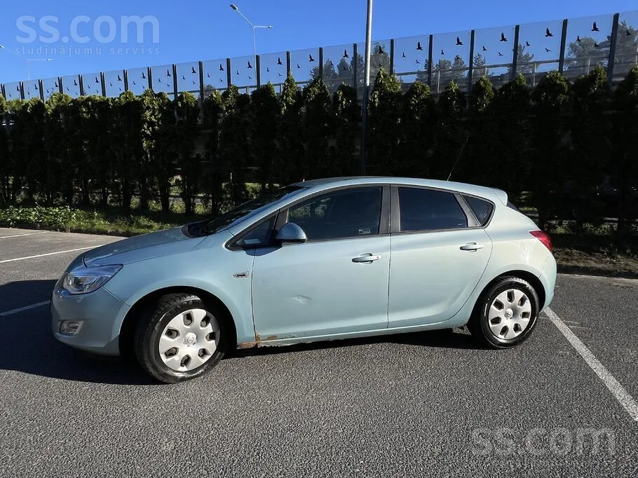 Opel Astra 2010 photo 2