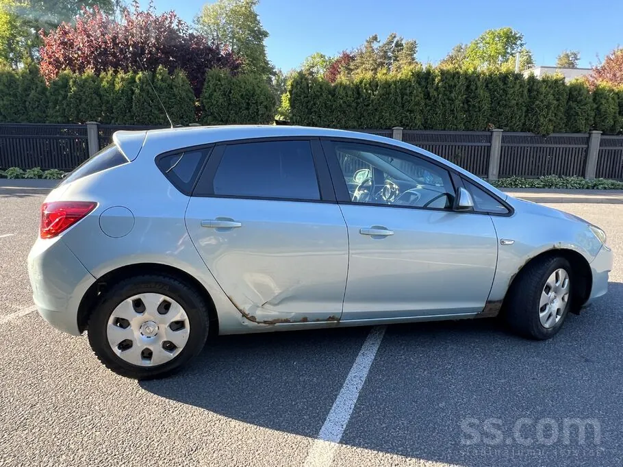 Opel Astra 2010 photo 3