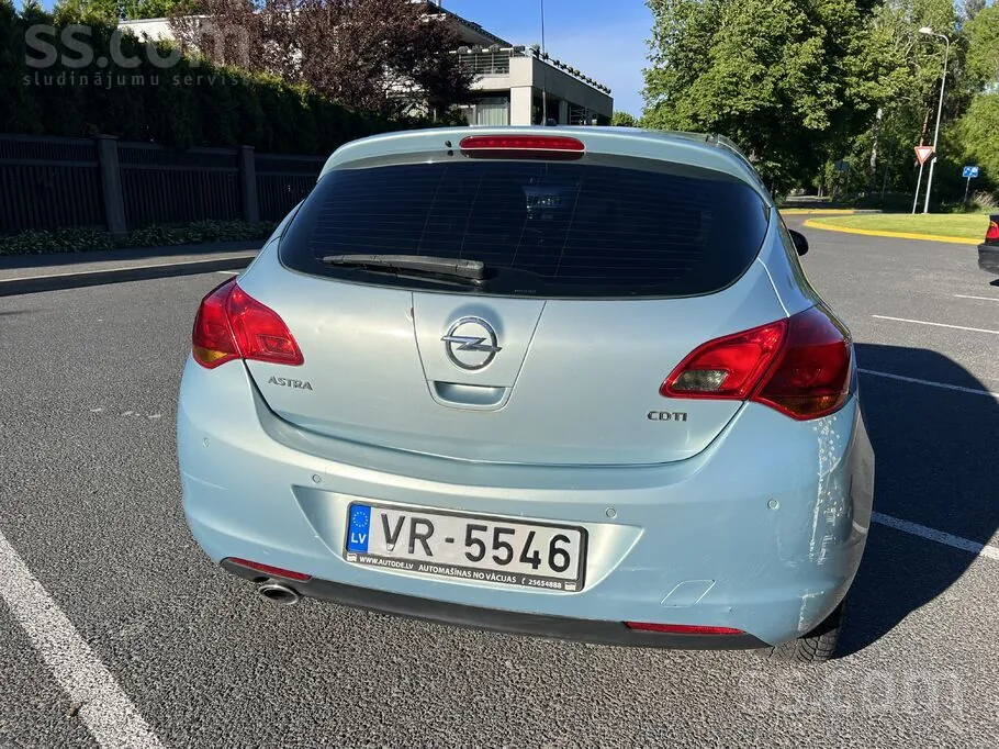 Opel Astra 2010 photo 4