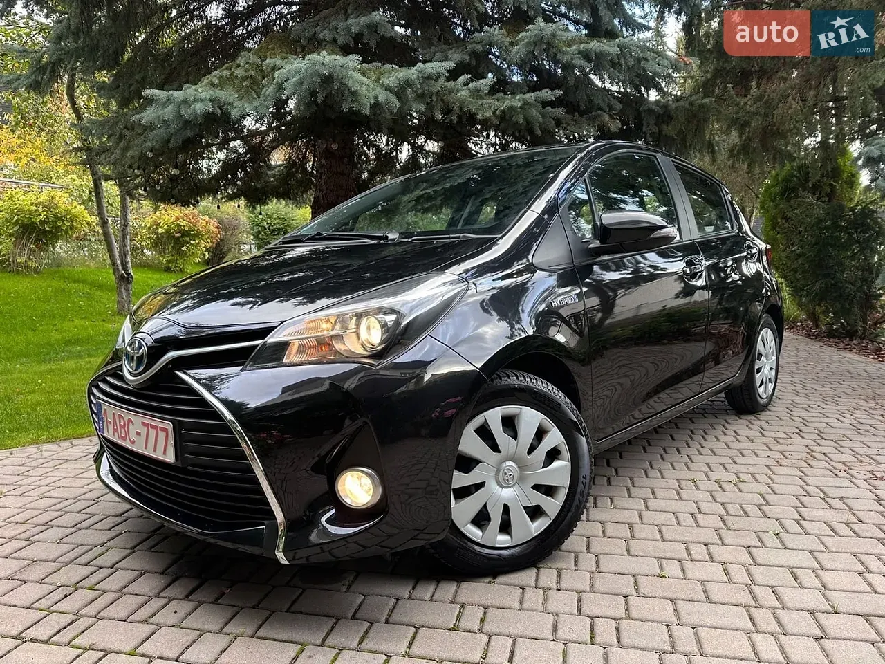 Toyota Yaris 2017 photo 2
