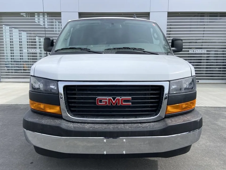 GMC Savana 2025 photo 2