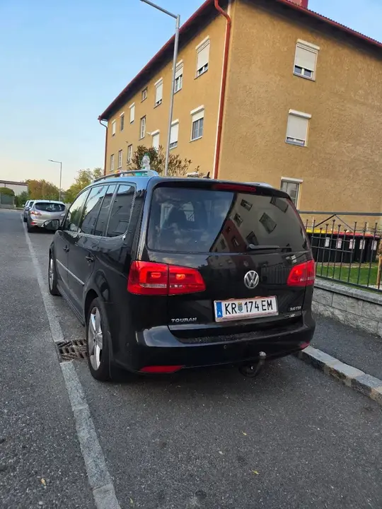 Volkswagen Touran 2011 photo 2