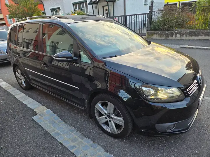 Volkswagen Touran 2011 photo 3