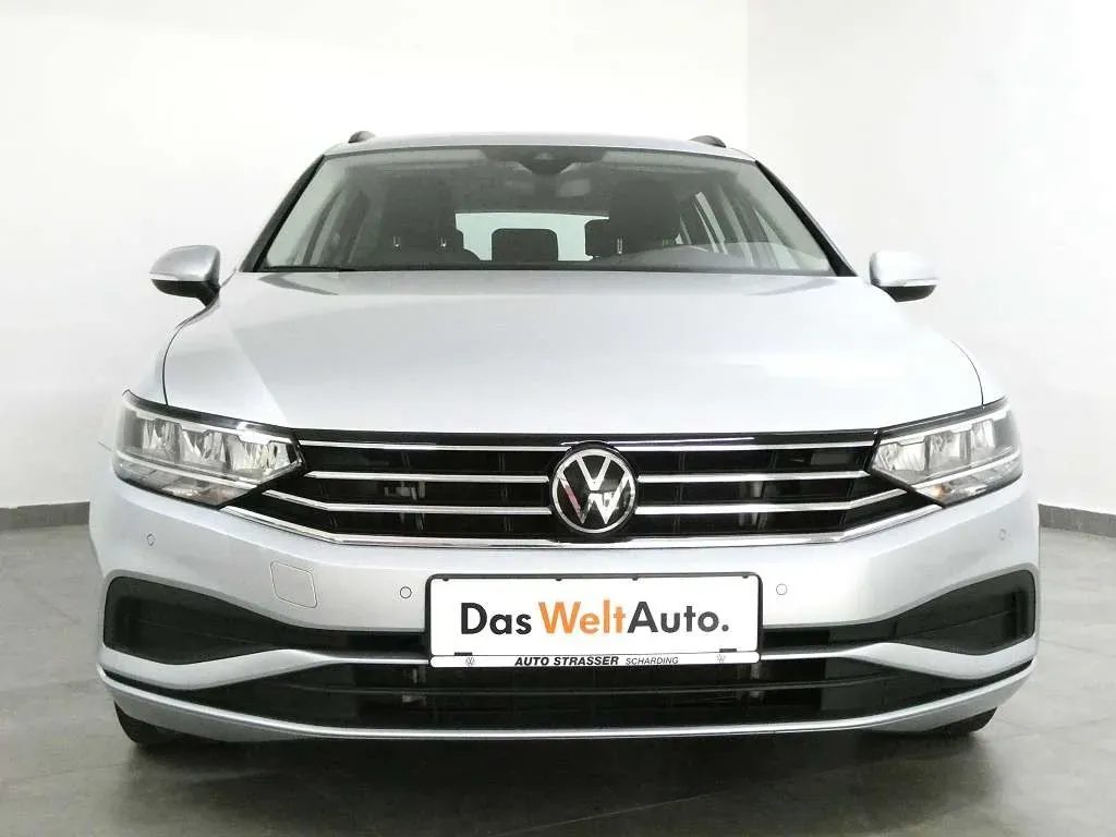 Volkswagen Passat 2022 photo 2