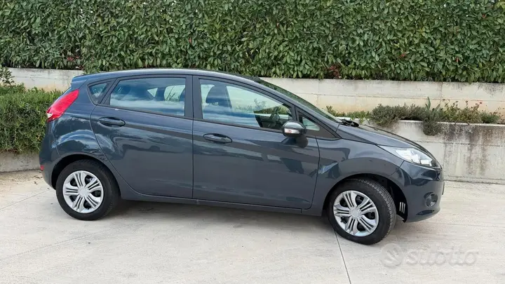 Ford Fiesta 2011 photo 2