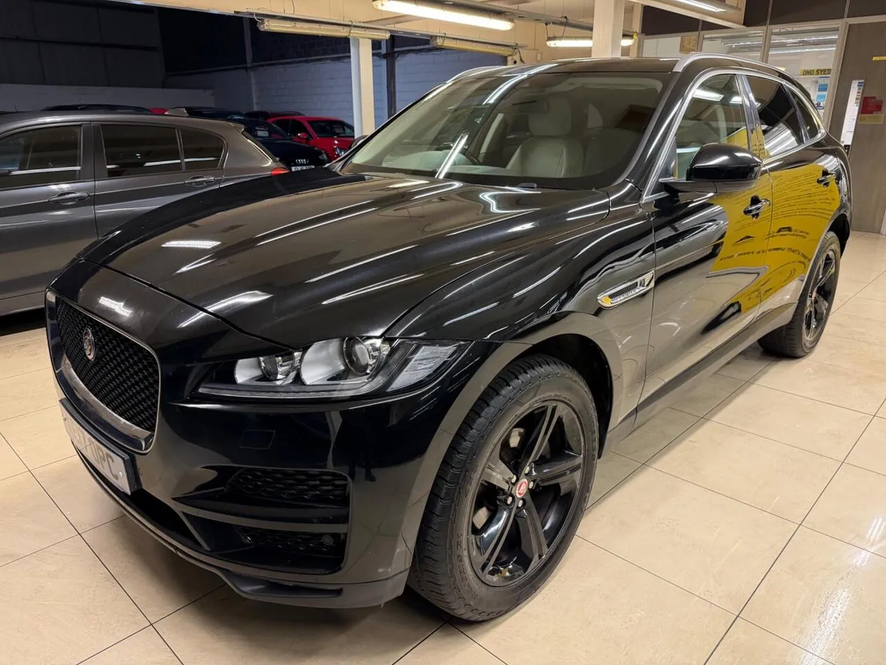 Jaguar F-Pace 2017 photo 4