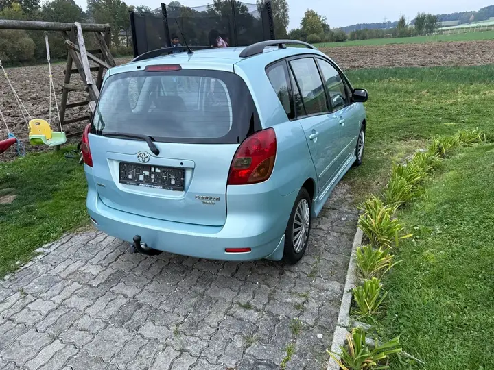 Toyota Corolla Verso 2004 photo 2