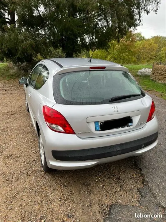 Peugeot 207 2013 photo 3