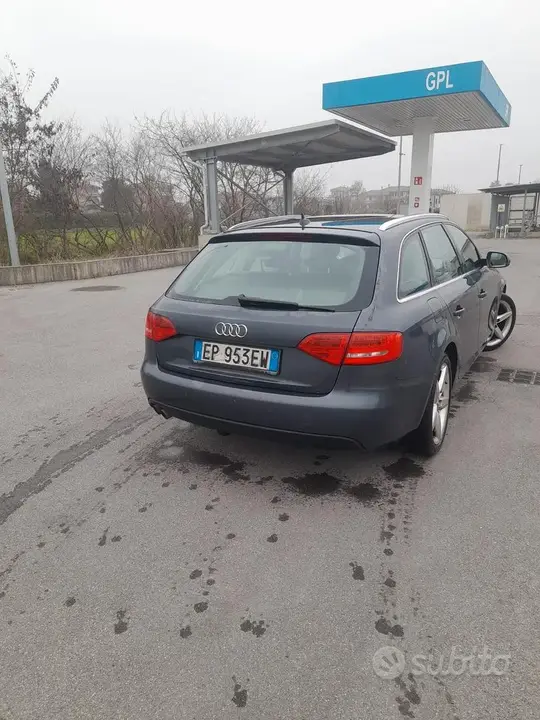 Audi A4 2012 photo 2