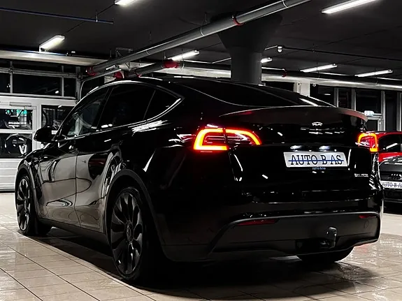 Tesla Model Y 2023 photo 3